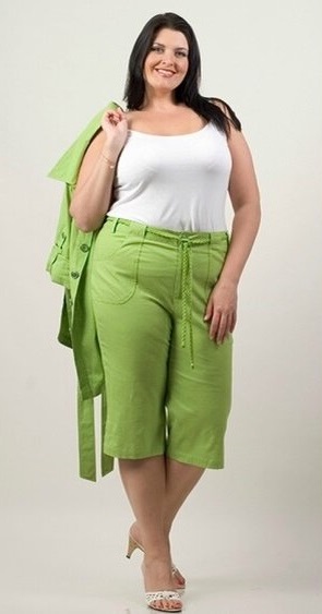 Полная женщина в зеленых бриджах