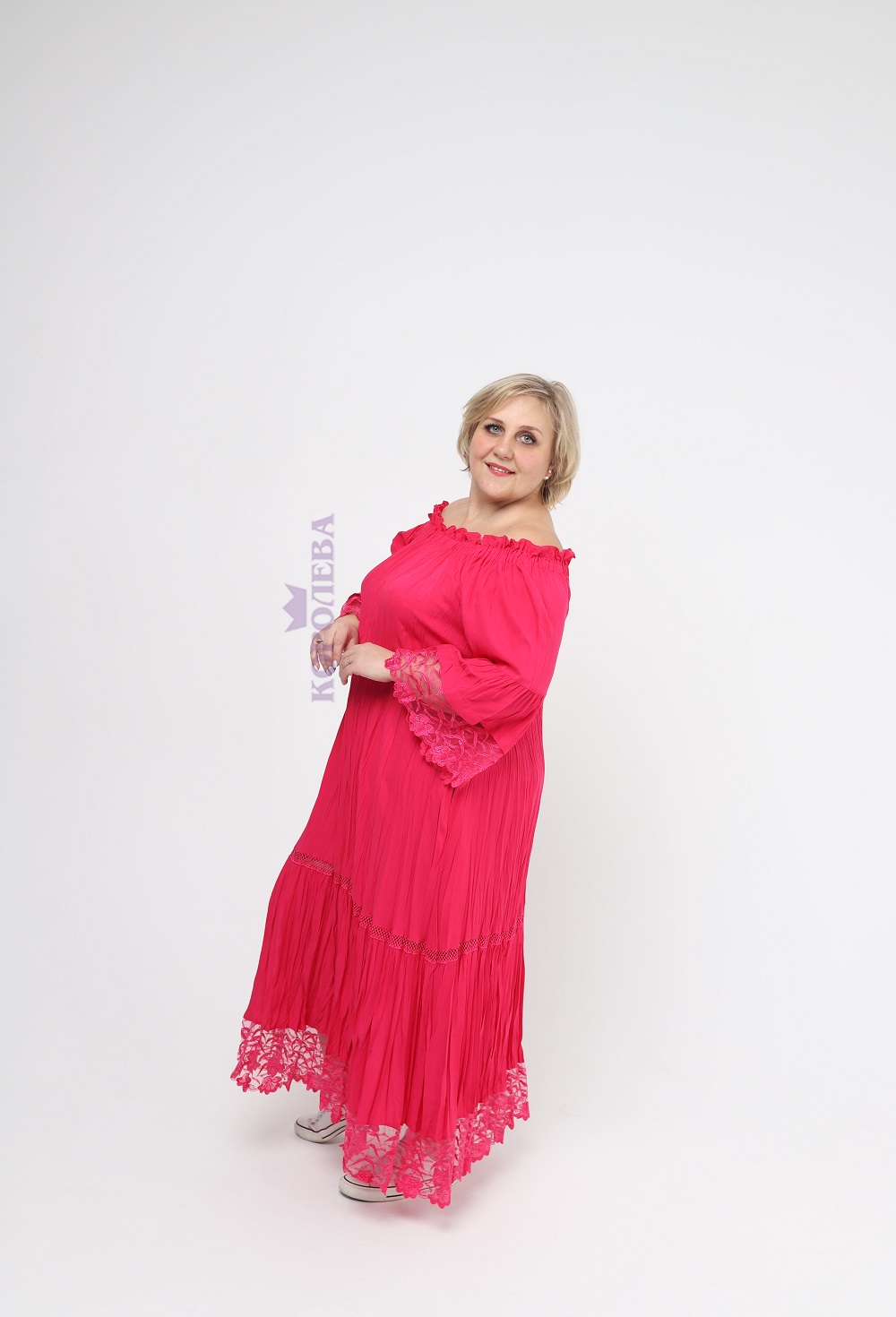 Воздушное длинное розовое платье с оборками и вырезом лодочкой