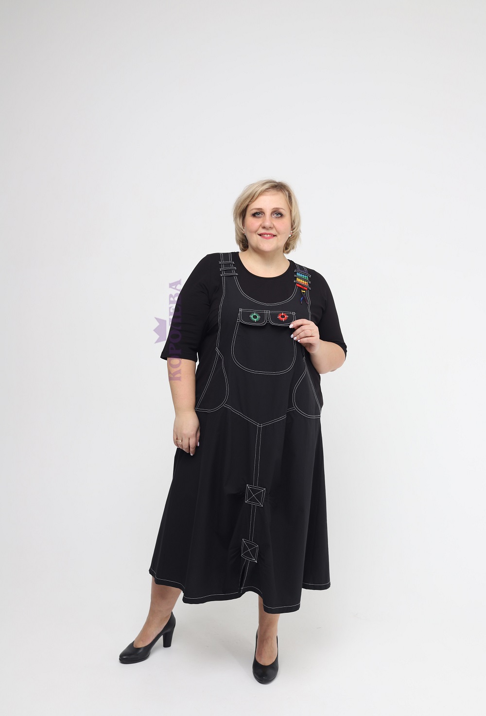 Длинное черное платье с оригинальным дизайном под сарафан и круглым вырезом